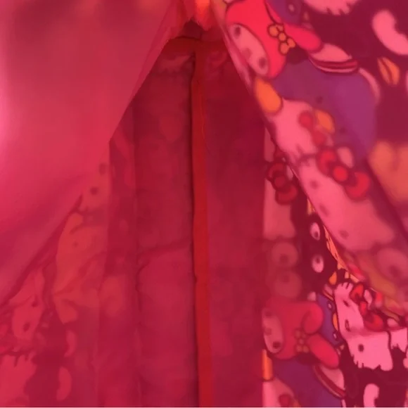 📌 NWT Hello Kitty Multicolored Patterned Tote - Picture 2 of 3